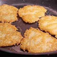 Jak usmażyć chrupiące i złociste placki ziemniaczane?