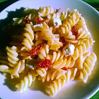 Sałatka makaronowa z fetą i suszonymi pomidorami