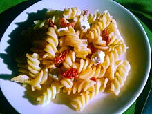 Fot. małpiatka, Sałatka makaronowa z fetą i suszonymi pomidorami