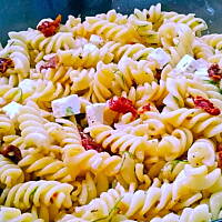 Sałatka makaronowa z fetą i suszonymi pomidorami