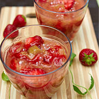 Kisiel rabarbarowy z truskawkami