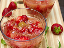 Fot. Wkn, Kisiel rabarbarowy z truskawkami