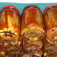 Ogórki w zalewie pomidorowej