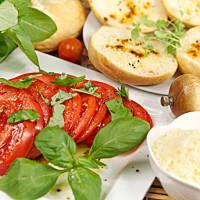 Grzanki serowe z bazyliowymi pomidorami