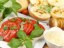 Fot. Wkn, Grzanki serowe z bazyliowymi pomidorami