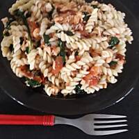 Makaron z łososiem i szpinakiem