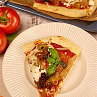 Wege pizza z cebulą i suszonymi pomidorami