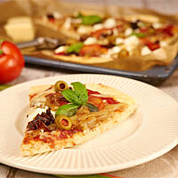 Wege pizza z cebulą i suszonymi pomidorami