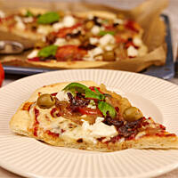 Wege pizza z cebulą i suszonymi pomidorami