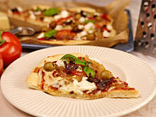 Fot. Wkn, Wege pizza z cebulą i suszonymi pomidorami