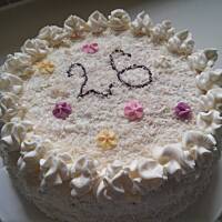 Tort śmietankowo-mascarpone z truskawkami