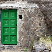 drzwi w skałach w drodze do Poris de Candelaria