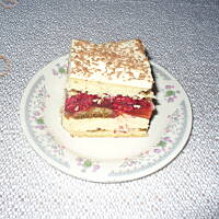 Ciasto z kremem advokatowym, malinami i bitą śmietaną