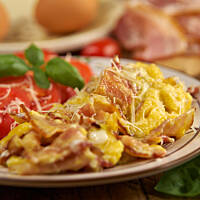 Jajecznica z boczkiem i serem