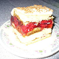 Ciasto z kremem advokatowym, malinami i bitą śmietaną