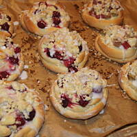 Drożdżówki z owocami i kruszonką