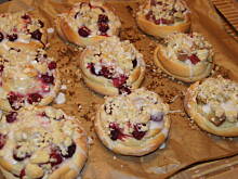 Fot. magpie101, Drożdżówki z owocami i kruszonką