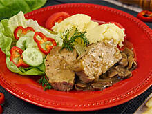 Fot. Wkn, Pieczeń a'la rzymska z sosem pieczarkowym