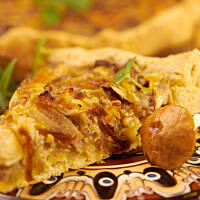 Tarta cebulowo-maślakowa