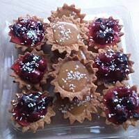 Kruche babeczki nadzieniem krówka lub owocowym 