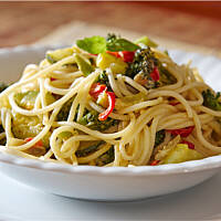 Spaghetti warzywne z serem i śmietanką