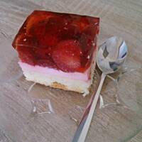 Ptasie mleczko z musem truskawkowym