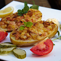 Ziemniaki pieczone z szynką i serem