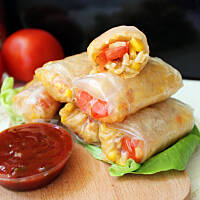 Pieczone sajgonki z ryżem i kukurydzą