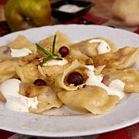 Pierogi z jabłkiem i żurawiną