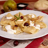 Pierogi z jabłkiem i żurawiną
