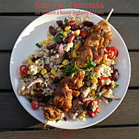 Szaszłyki z udek kurczaka na sałatce z kaszy jęczmiennej i czerwonej fasoli