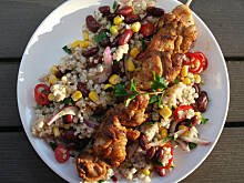 Fot. katy12, Szaszłyki z udek kurczaka na sałatce z kaszy jęczmiennej i czerwonej fasoli