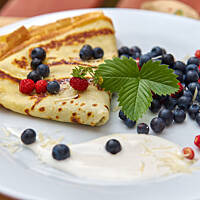 Naleśniki z żółtym serem i jagodami