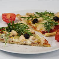 Pizza z kurczakiem, oliwkami i gorgonzollą