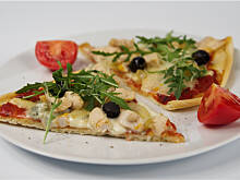 Fot. Wkn, Pizza z kurczakiem, oliwkami i gorgonzollą