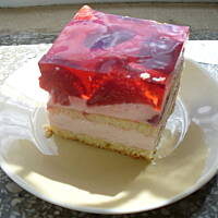 Ciasto z lekkim kremem jogurtowym i truskawkami