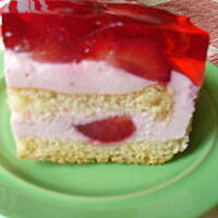 Ciasto z lekkim kremem jogurtowym i truskawkami