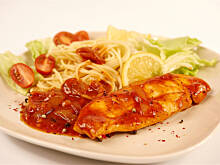 Fot. Wkn, Pierś w czerwonym sosie