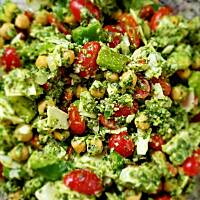 Sałatka z ciecierzycą z pesto