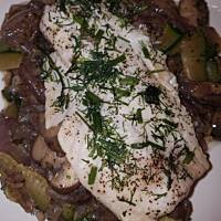 Ryba z czerwoną cebulą, pieczarkami i cukinią