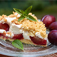 Placek półkruchy ze śliwkami i bezą