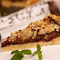 Tarta śliwkowa z masą czekoladowo-kajmakową i prażonymi płatkami z miodem