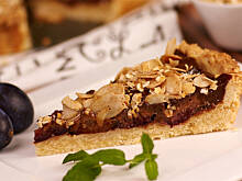 Fot. Wkn, Tarta śliwkowa z masą czekoladowo-kajmakową i prażonymi płatkami z miodem