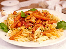 Fot. Wkn, Makaron z sosem pomidorowym, kurczakiem i mini marcheweczkami