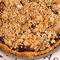 Tarta śliwkowa z masą czekoladowo-kajmakową i prażonymi płatkami z miodem