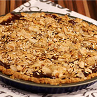 Tarta śliwkowa z masą czekoladowo-kajmakową i prażonymi płatkami z miodem