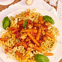 Makaron z sosem pomidorowym, kurczakiem i mini marcheweczkami