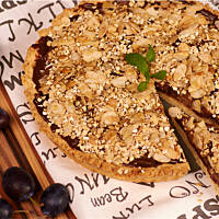 Tarta śliwkowa z masą czekoladowo-kajmakową i prażonymi płatkami z miodem