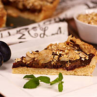 Tarta śliwkowa z masą czekoladowo-kajmakową i prażonymi płatkami z miodem