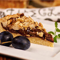 Tarta śliwkowa z masą czekoladowo-kajmakową i prażonymi płatkami z miodem